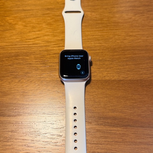 Apple Watch Series 4 40mm Gold with Cream Band and leather band - Picture 5 of 5